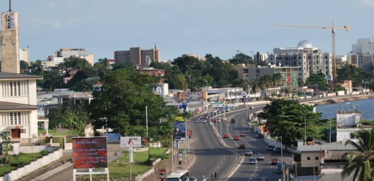Chantier de construction en activité avec ouvriers et grue au Gabon