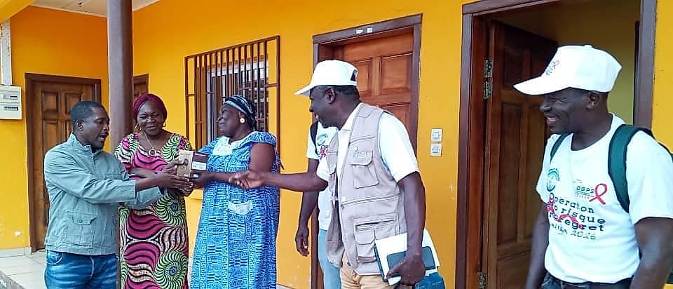 Agents de sensibilisation contre le sida discutant avec des habitants à Tchibanga, Nyanga.