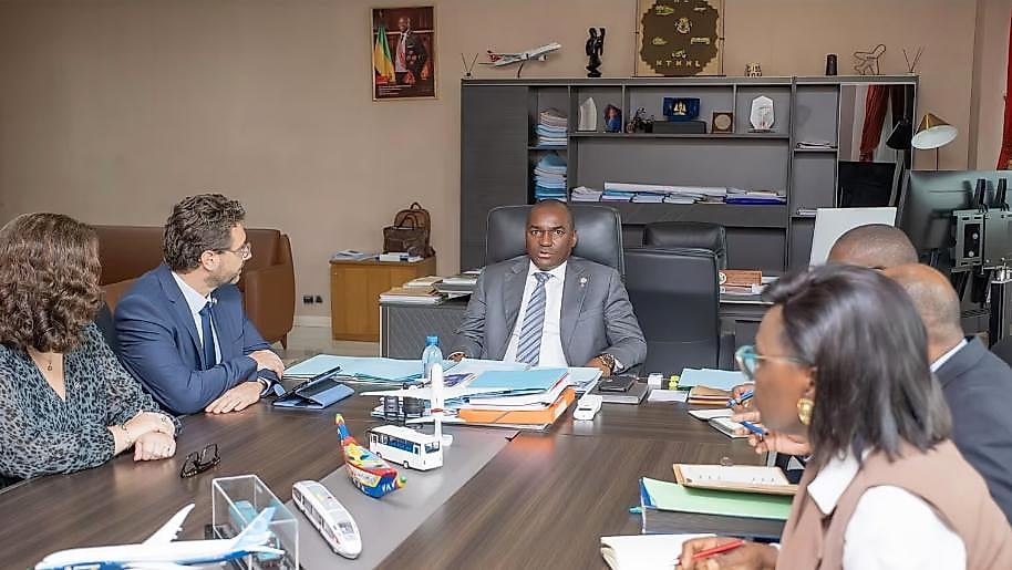 Délégation d'Air France et le ministre des Transports du Gabon lors d'une séance de travail à Libreville.