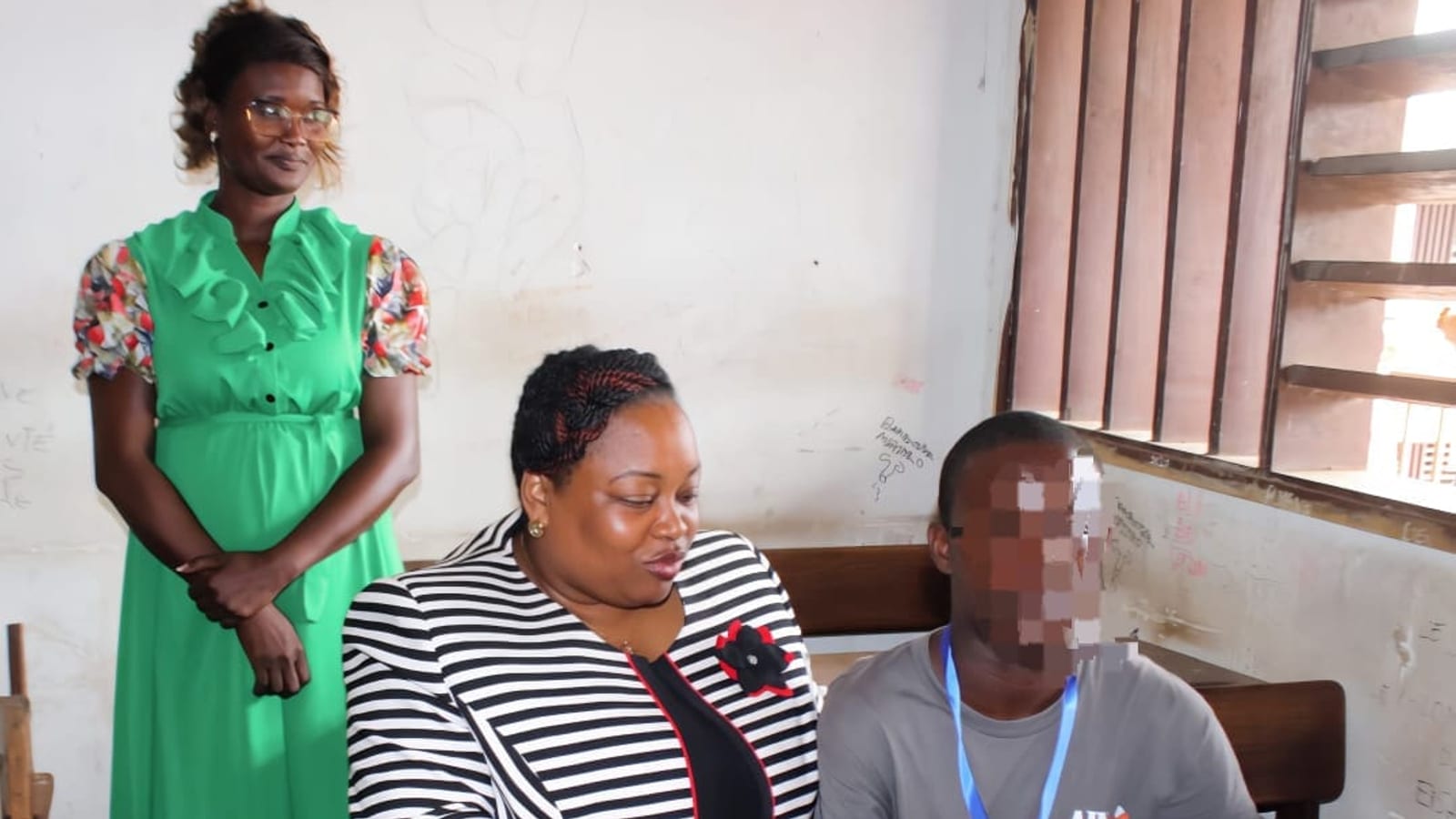Candidats en salle d'examen au Gabon, dont un élève bénéficiant d'un aménagement lié à un handicap