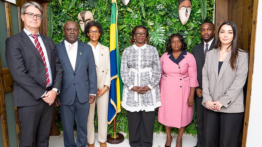 Paysage touristique gabonais associé à des outils numériques