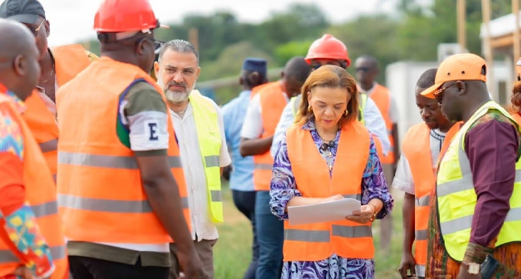 Ministre de la Santé et officiels visitant un chantier de centre médical à Akanda