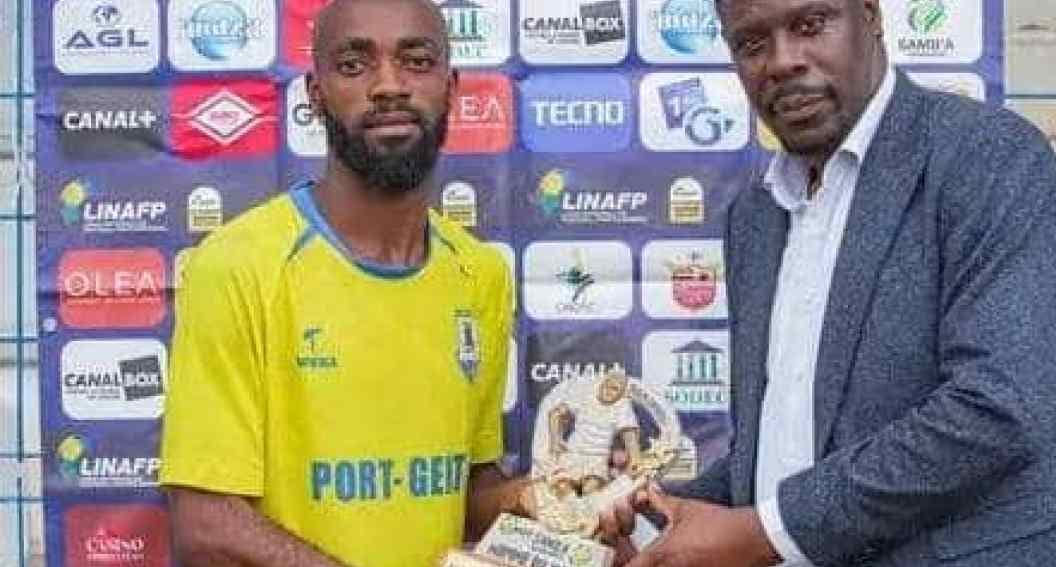 Joueur de football en maillot du Stade Mandji célébrant un but