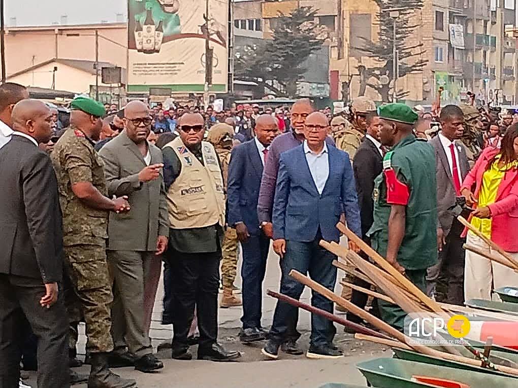 Chantier d'assainissement urbain avec engins de travaux publics dans une avenue
