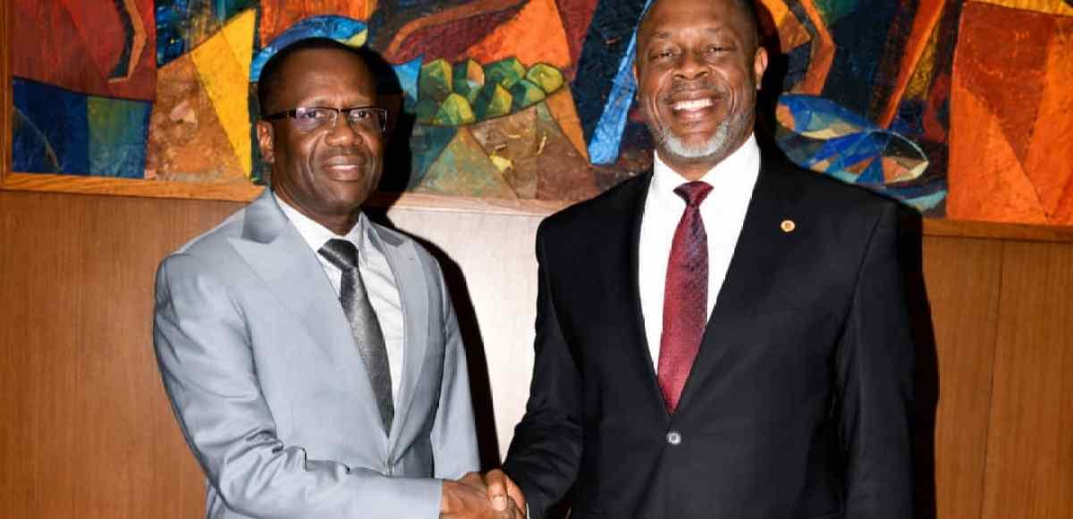 Carte de l'Afrique reliée par des lignes symbolisant des paiements numériques transfrontaliers