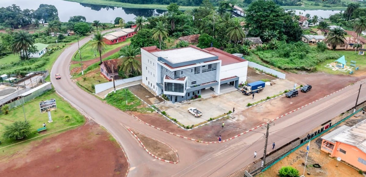Façade d'un centre commercial neuf dans une ville gabonaise