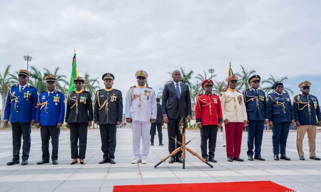 Officiers gabonais en uniforme lors d'une cérémonie militaire de remise de galons