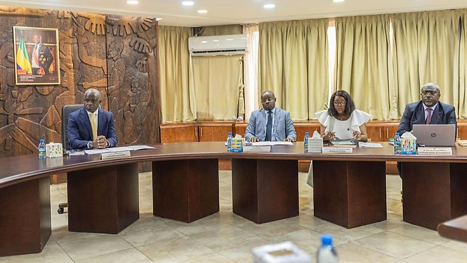 Bâtiment administratif gabonais illustrant une collectivité locale