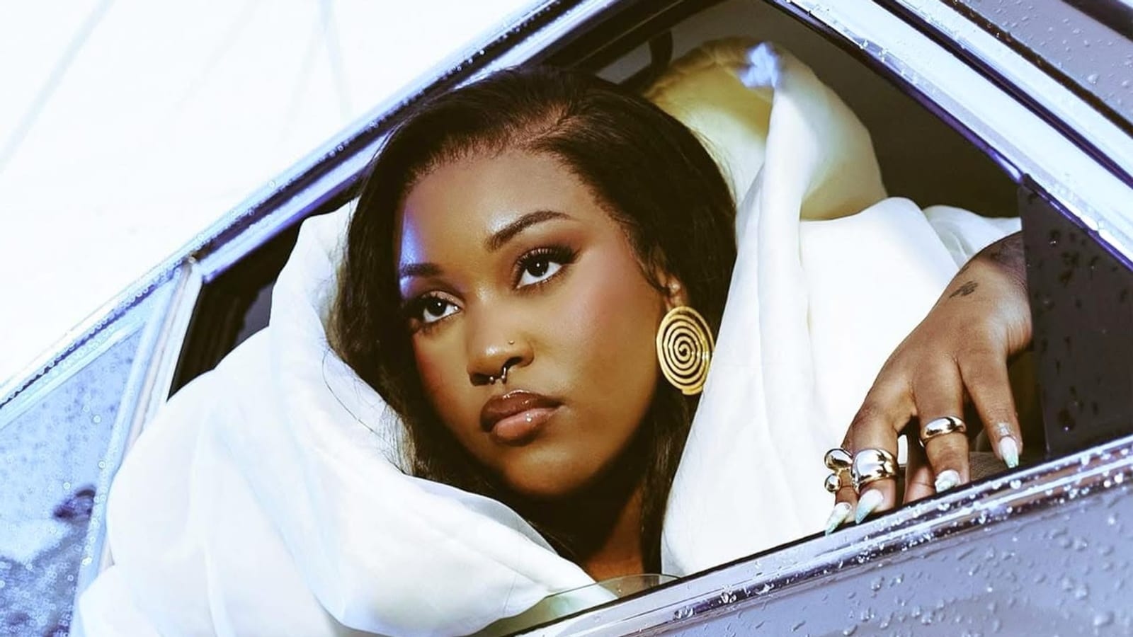 La chanteuse gabonaise Emma'a se produisant sur scène