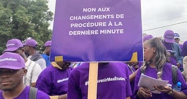 Rassemblement pacifique de personnes devant les grilles d'une ambassade de France