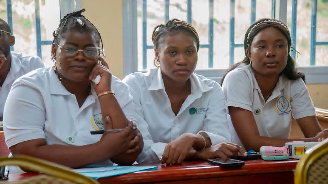 Étudiants assis dans un amphithéâtre universitaire lors d'une conférence sur le numérique