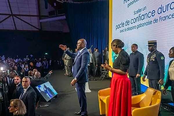 Le président gabonais Brice Oligui Nguema prenant la parole devant un public nombreux à Paris