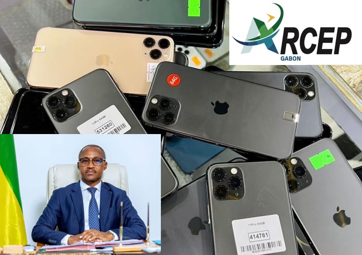 Étal de vente de téléphones portables dans une rue commerçante au Gabon
