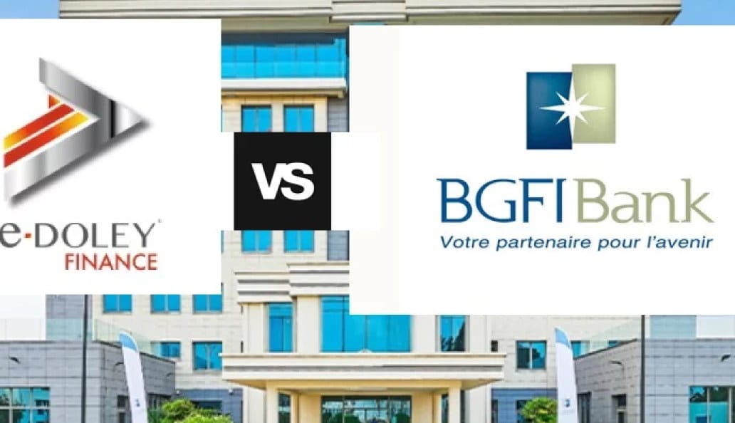 Vue d'une agence bancaire dans une rue animée de Libreville