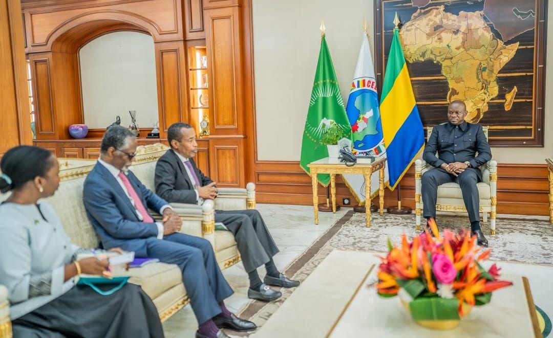 Bâtiment officiel gabonais accueillant une délégation diplomatique