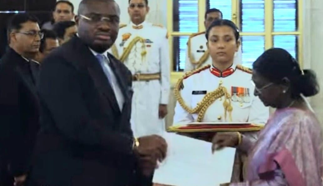 Cérémonie diplomatique de remise de lettres de créance avec drapeaux du Gabon et de l'Inde.
