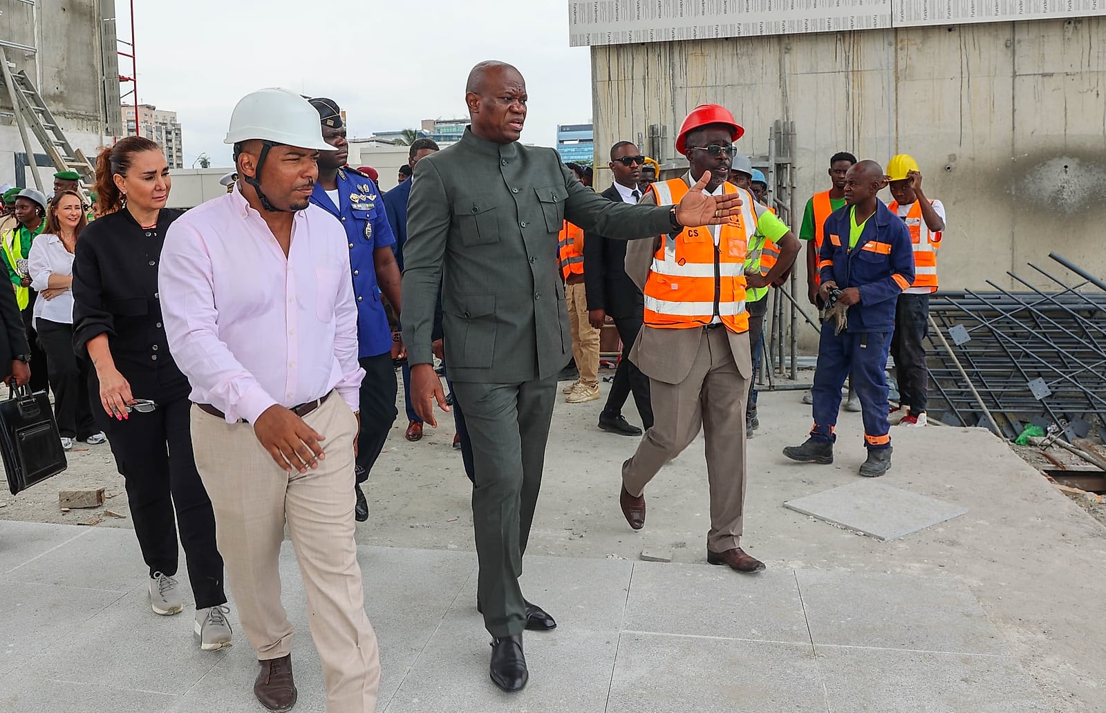 Chantier de construction en cours sur une esplanade en bord de mer à Libreville