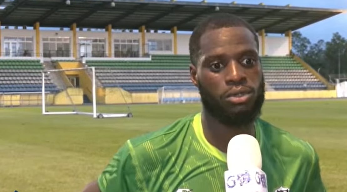 Joueurs de l'équipe nationale du Gabon à l'entraînement devant des supporters à Bongoville.