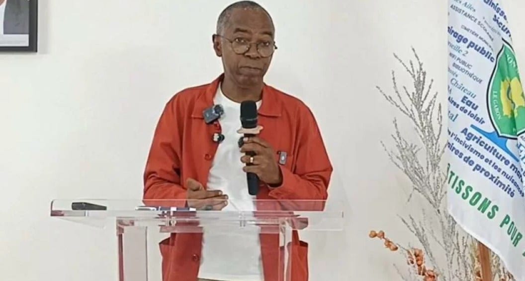 Conférence de presse d'un député gabonais dans une salle à Akanda