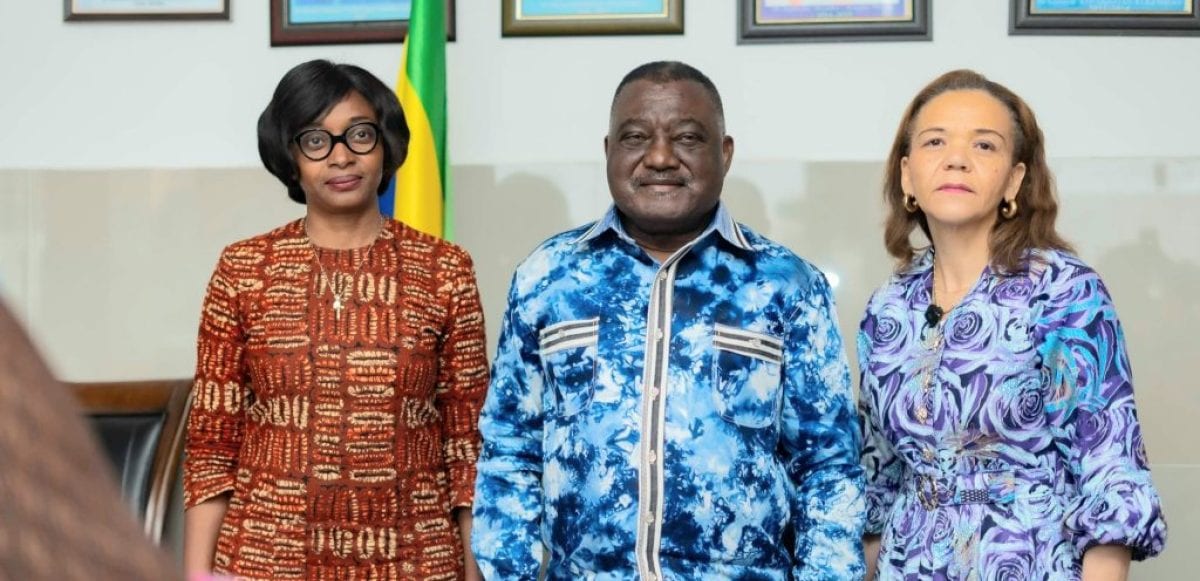 Cérémonie officielle d'installation d'un responsable dans un bâtiment administratif au Gabon