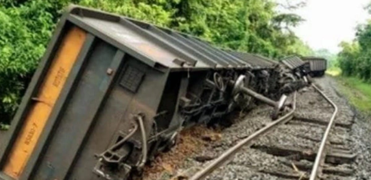 Train du Transgabonais roulant sur une voie ferrée entourée de forêt dense