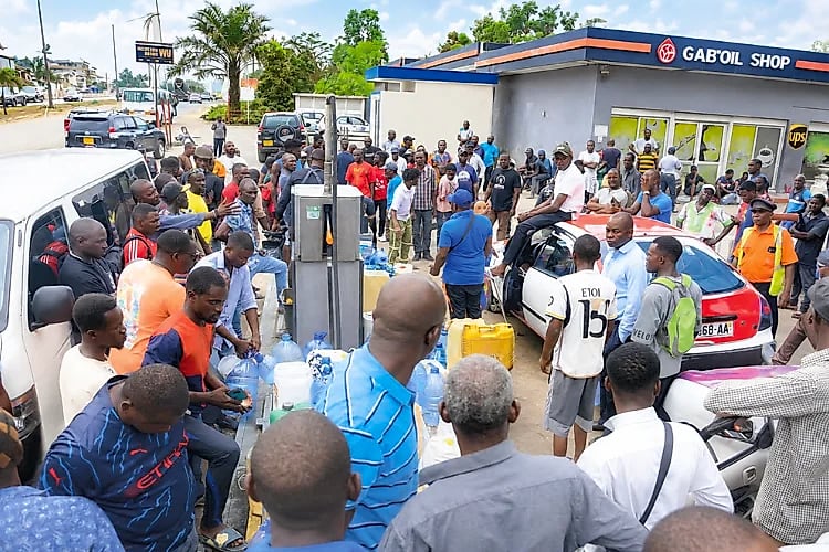 File de véhicules à une station-service de Libreville pendant la pénurie de gasoil.