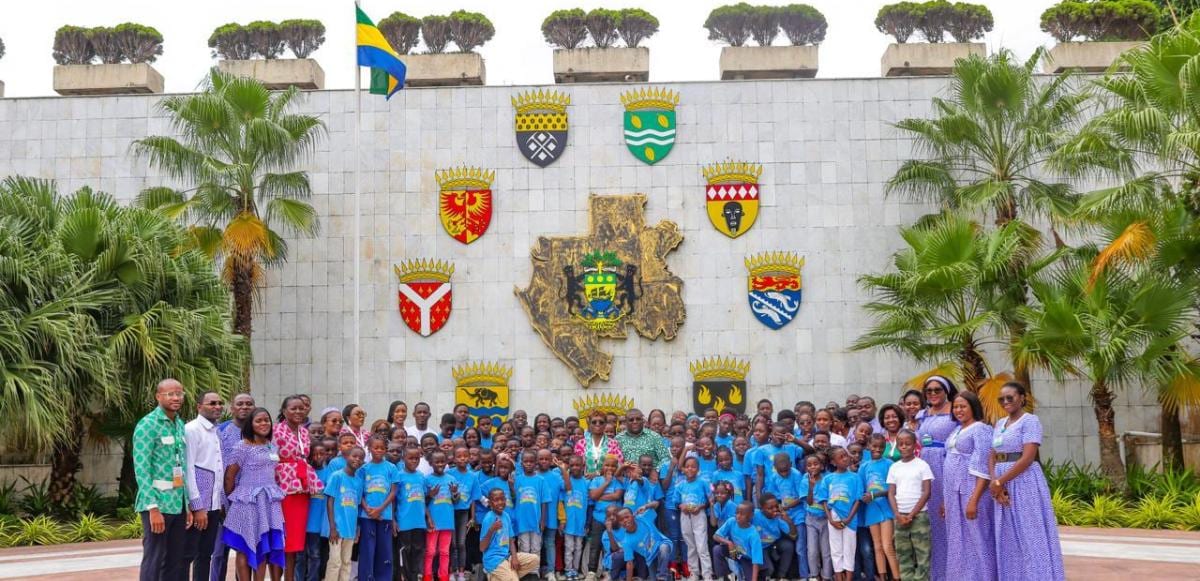 Enfants en groupe devant une institution officielle à Libreville