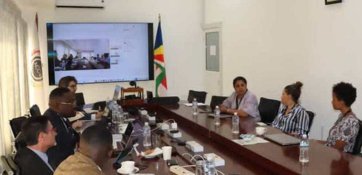 Drapeaux du Gabon et des Seychelles devant un logo des Nations Unies