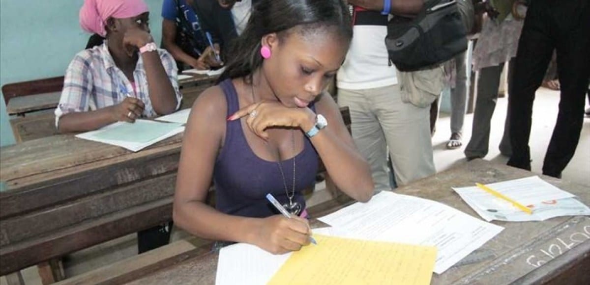 Élèves entrant dans un lycée technique pour passer un examen