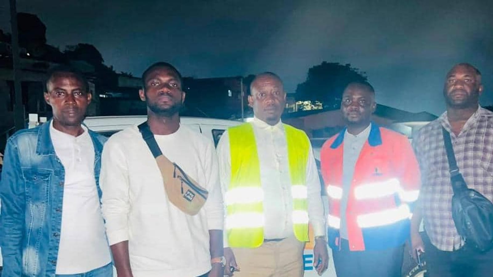 Rue de Libreville la nuit avec un lampadaire non fonctionnel