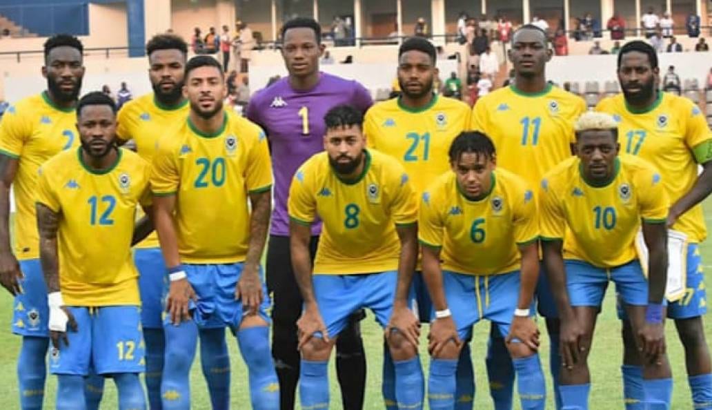 Maillot vert-jaune-bleu des Panthères du Gabon accroché dans un vestiaire