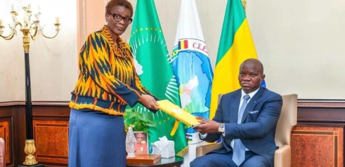 Agent de recensement notant des informations devant une habitation au Gabon