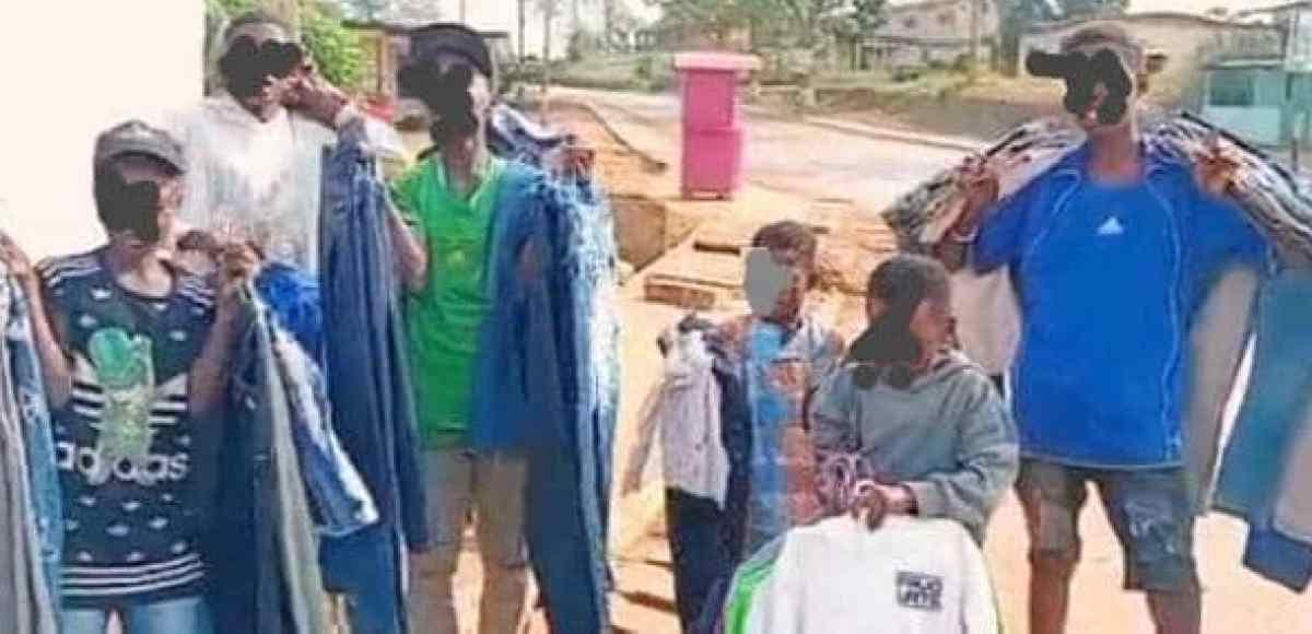 Jeunes vendant des vêtements de seconde main dans une rue de ville gabonaise
