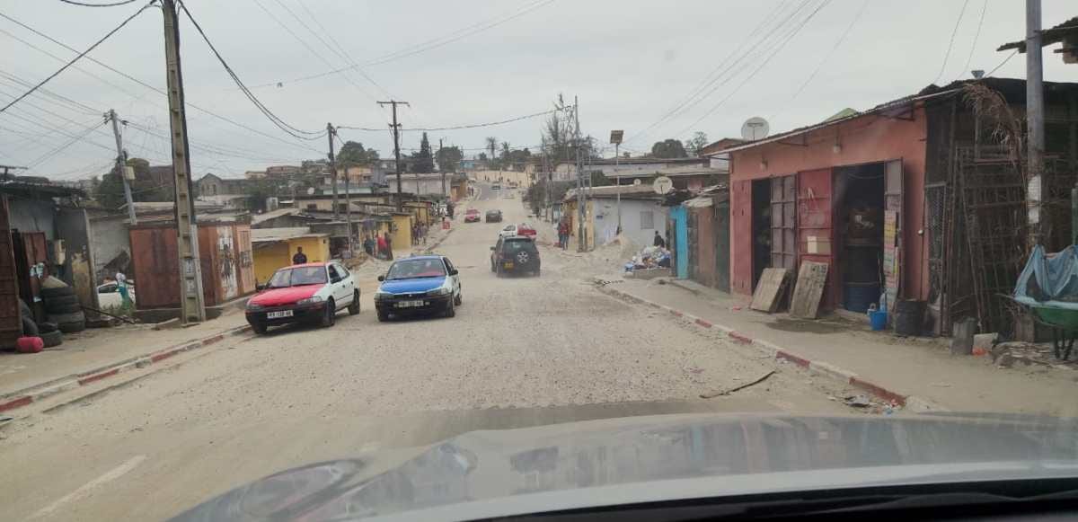 Route urbaine rénovée avec véhicules circulant dans un quartier de Libreville