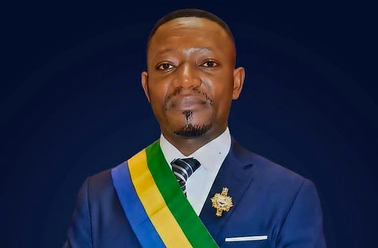 Cérémonie de remise de distinctions dans un cadre institutionnel gabonais