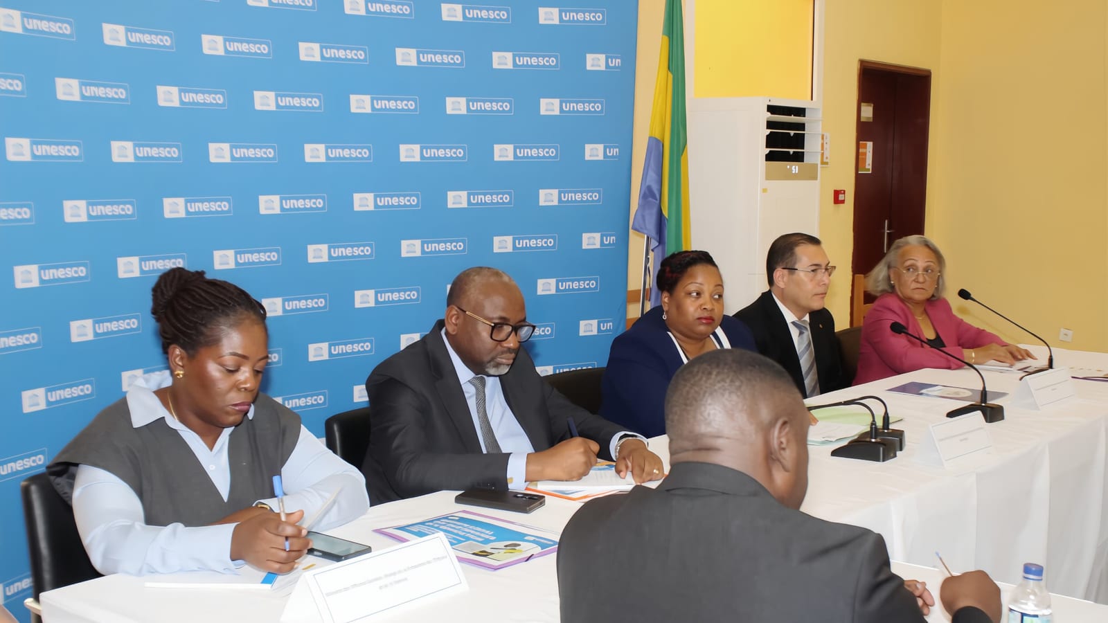 Réunion institutionnelle rassemblant plusieurs ministres autour d'une table à Libreville