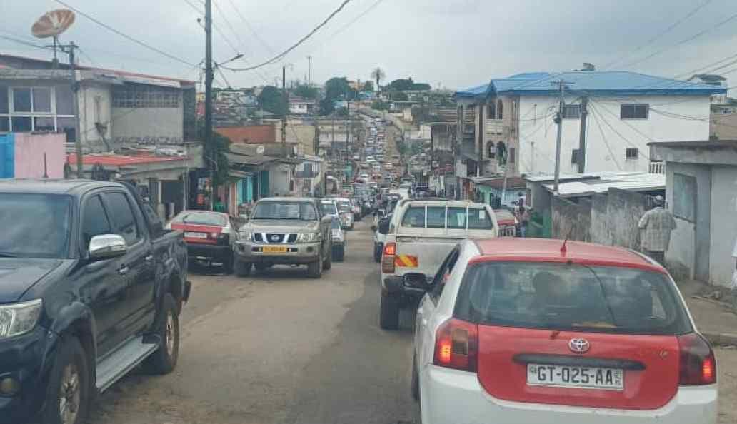 Trottoir urbain à Libreville avec des piétons et des commerces environnants