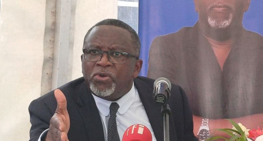 Drapeaux du Gabon et de la France côte à côte lors d'une cérémonie officielle