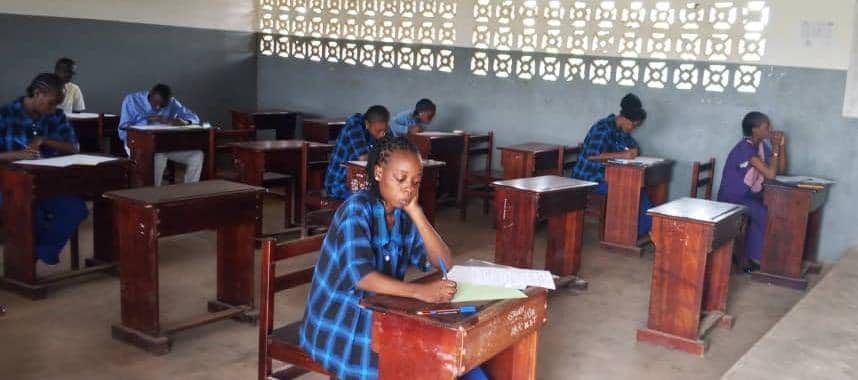 Salle de classe avec des élèves en train de composer lors d'un examen