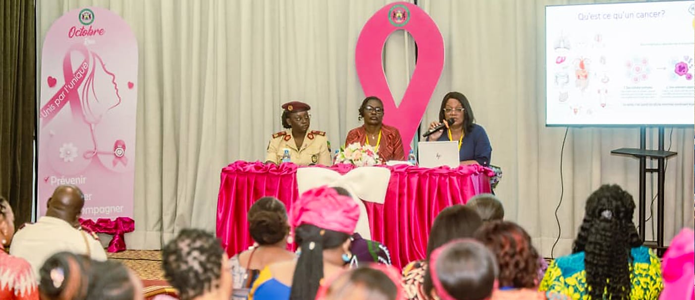 Personnel de la Présidence de la République lors d'une séance de sensibilisation sur les cancers féminins dans le cadre d'Octobre rose.
