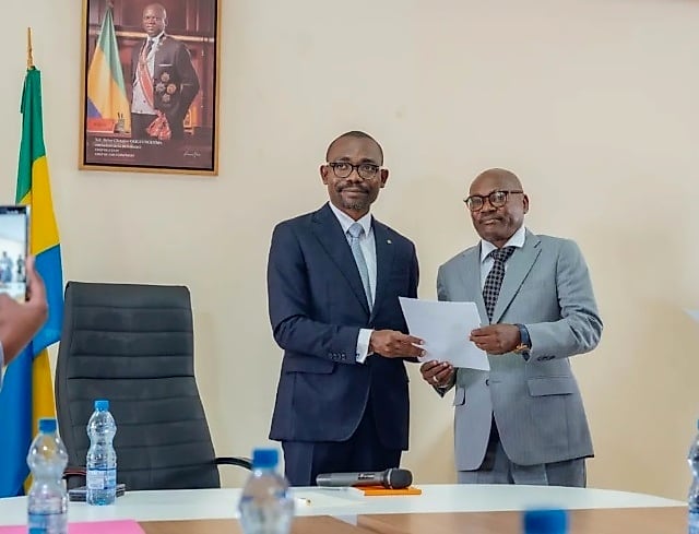Cérémonie de remise de chèques d'indemnisation à Nkoltang par le ministre Mays Mouissi.