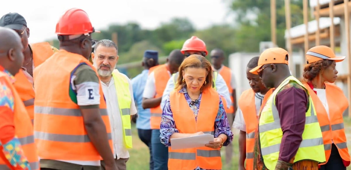 Chantier de construction d'un centre médical en bord de littoral, à Akanda, au Gabon.