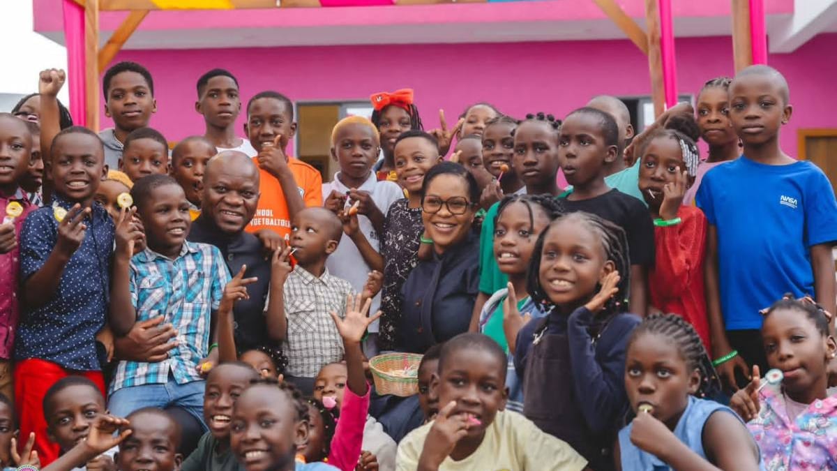 Enfants participant à des activités lors d'un camp de vacances solidaire