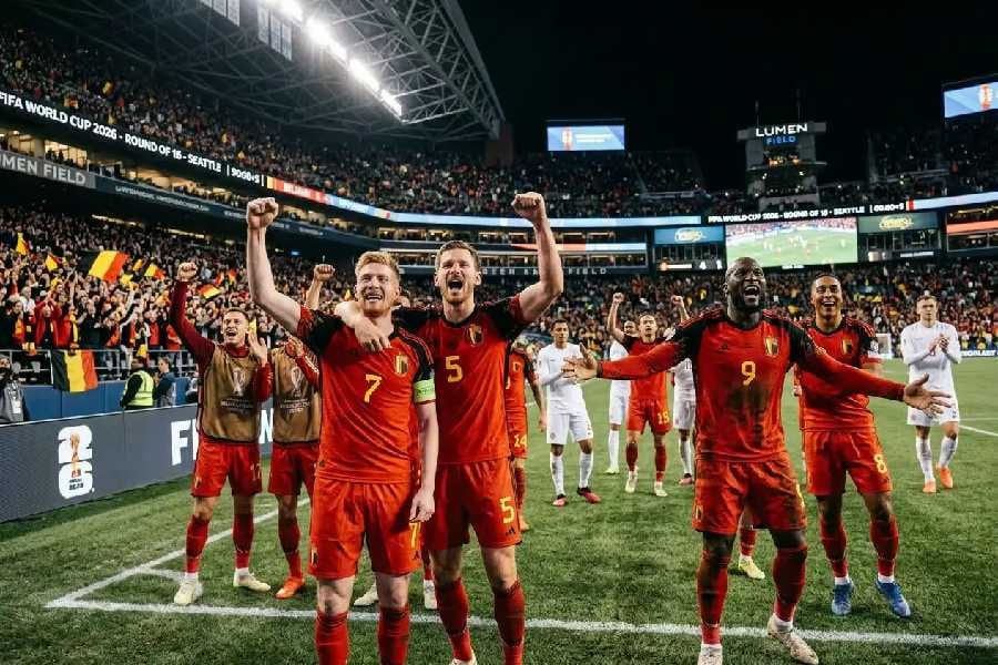 Stade de football illuminé lors d'un grand match international