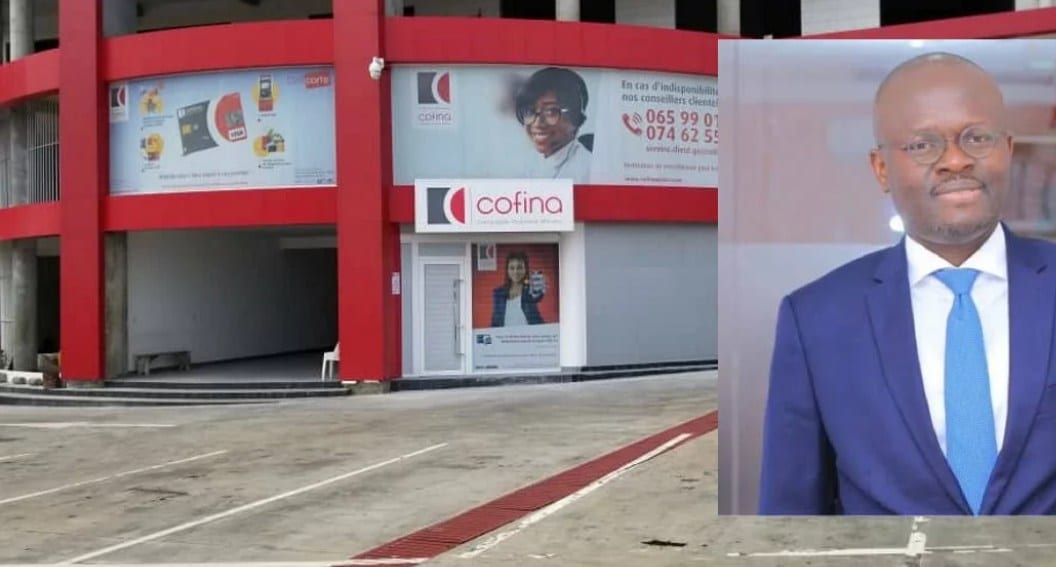 Devanture d'une agence de microfinance en ville