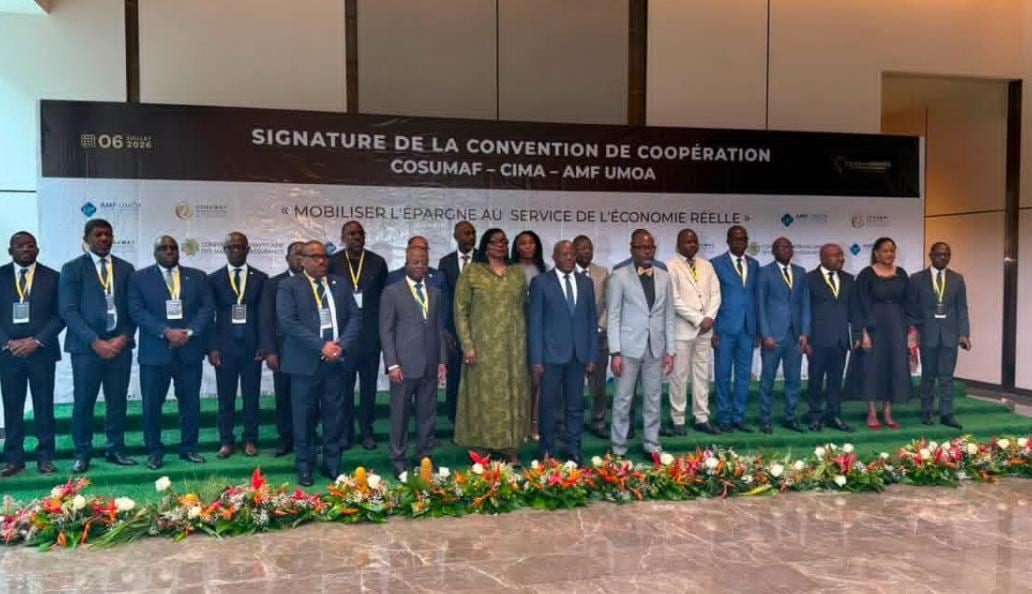 Bâtiment institutionnel évoquant une cérémonie officielle de signature à Libreville.