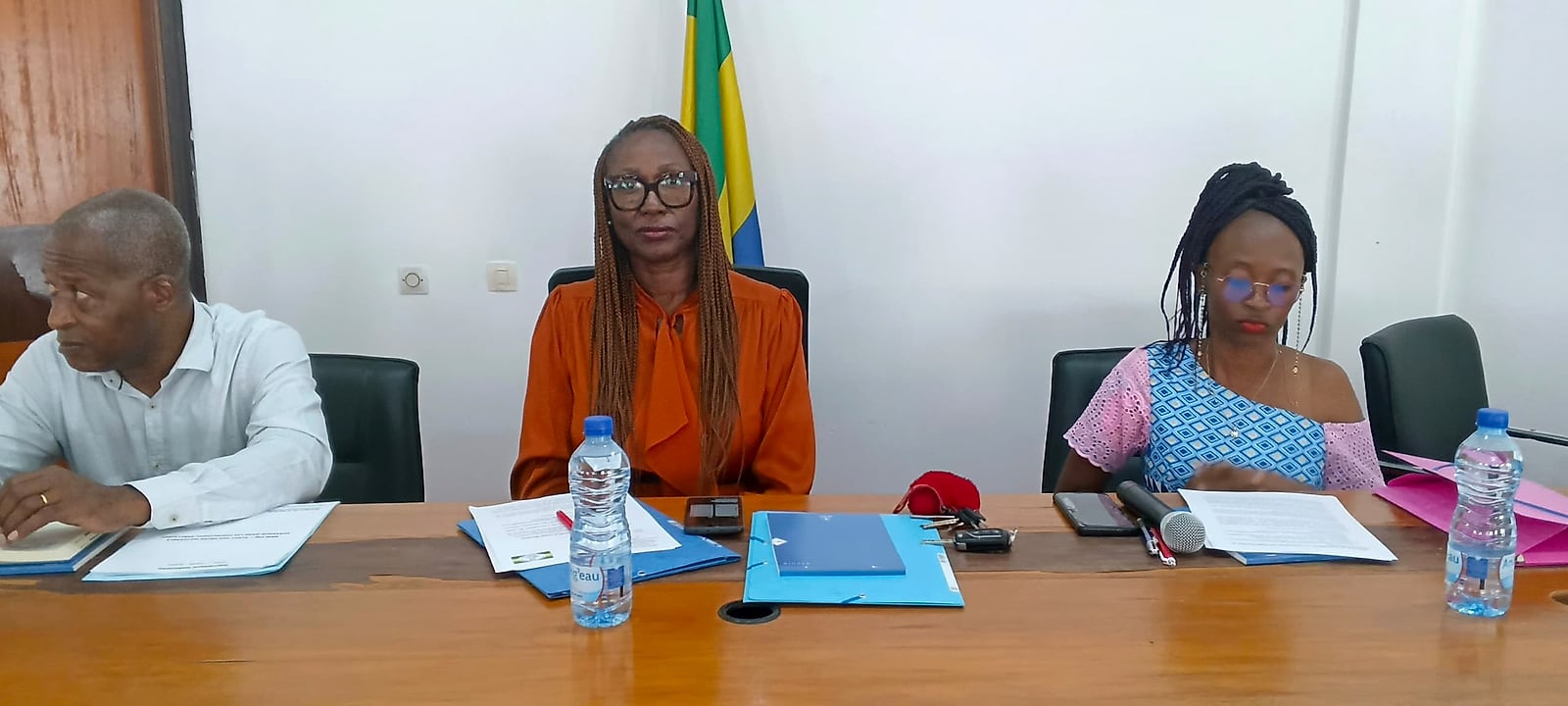 Professionnels de santé réunis autour d'une table de travail dans une structure sanitaire.