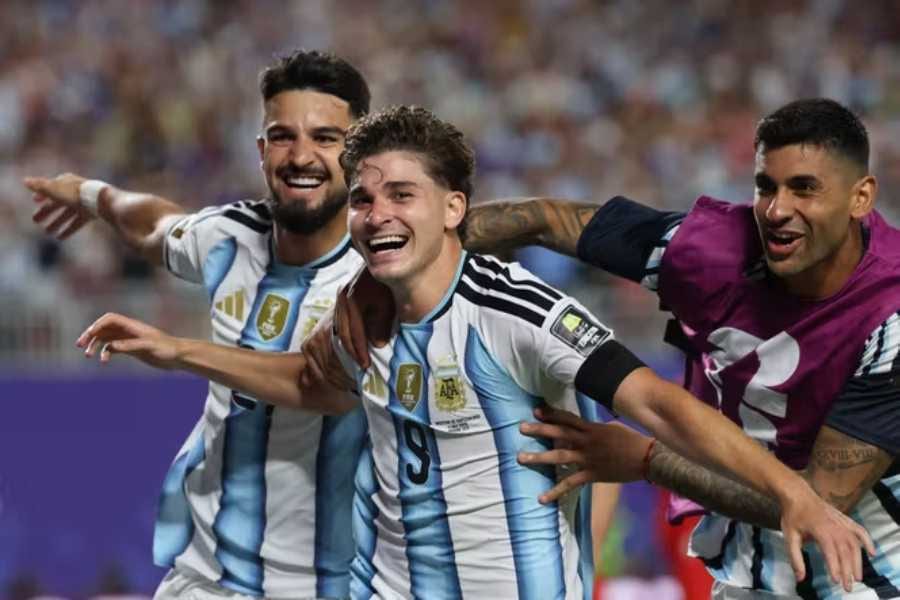 Illustration représentant les maillots de l'Angleterre et de l'Argentine face à face avant leur demi-finale de Coupe du monde 2026.