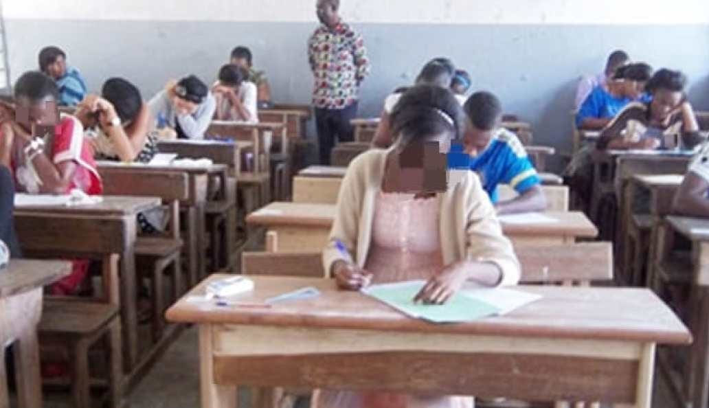 Élèves gabonais en train de composer pendant une épreuve du baccalauréat