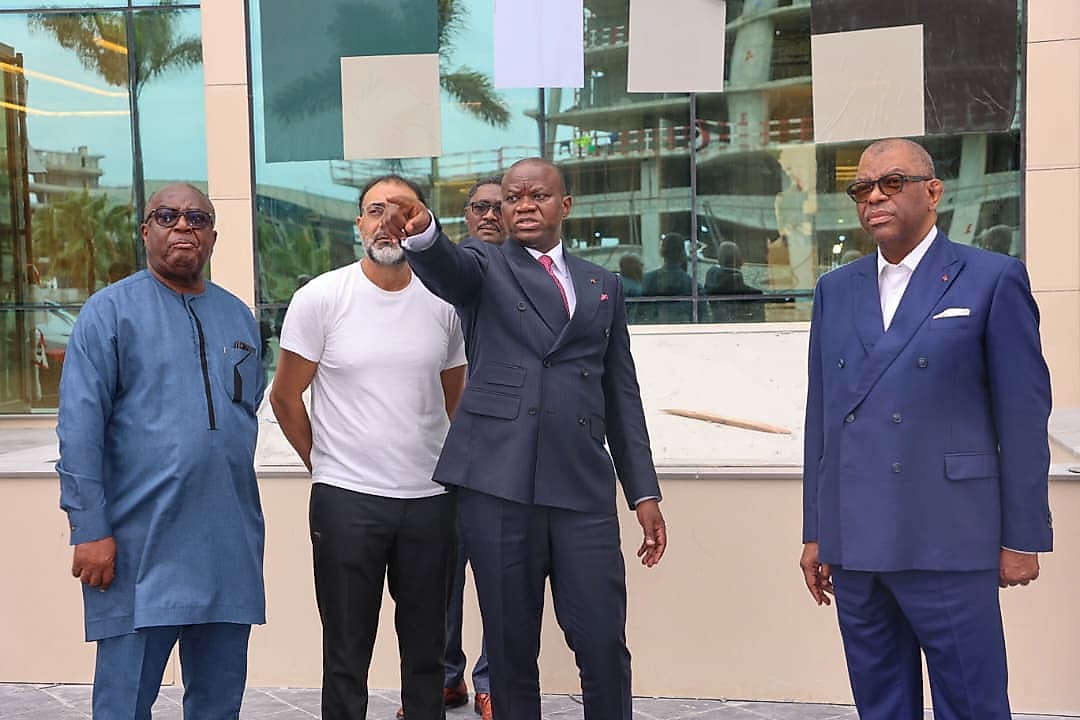Le Président gabonais visite un chantier de bâtiment en travaux entouré de collaborateurs